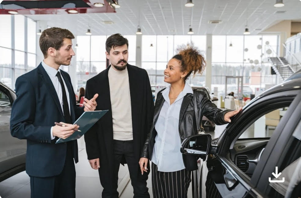 asesores comerciales explicando detalles de coche a clientes en concesionario