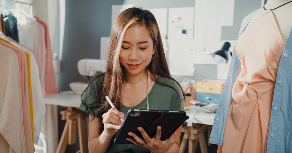 diseno de moda profesional en estudio creativo con tablet