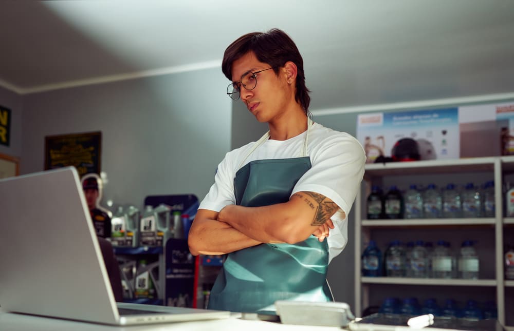 mecanico profesional analizando portatil en taller tecnico moderno