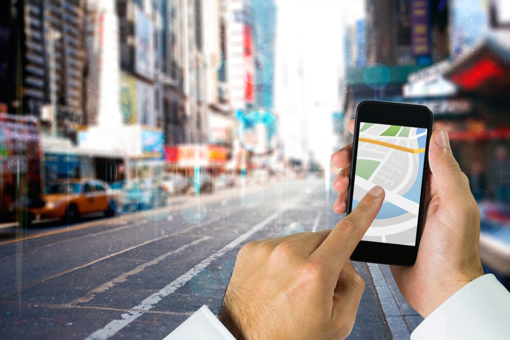 usuario buscando negocio local movil google maps seo local pymes